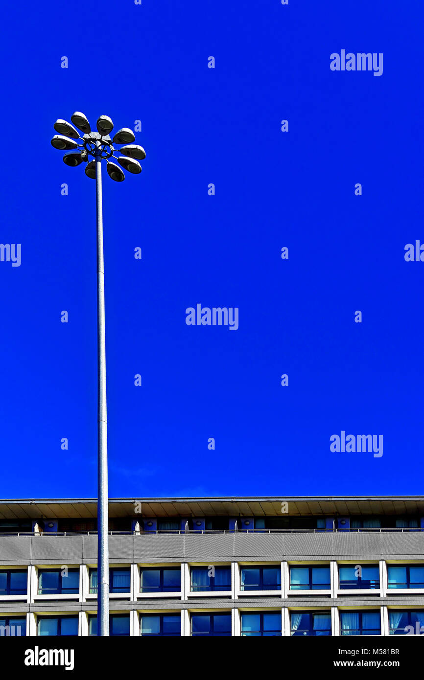 Tall slim city center Licht gegen Schüler Unterkunft und blauer Himmel Stockfoto