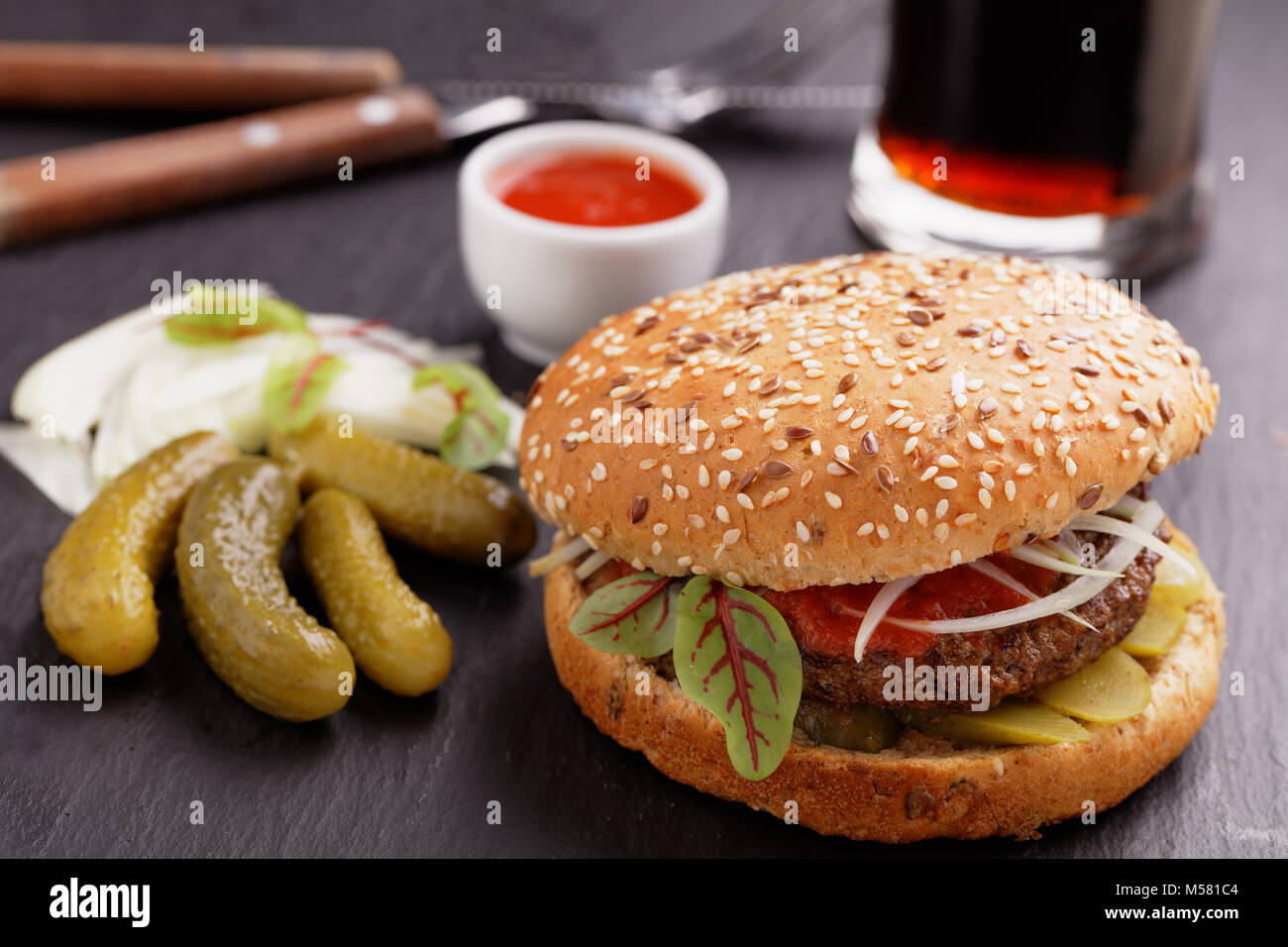 Hausgemachte Hamburger mit Essiggurken und Mangold closeup Stockfoto