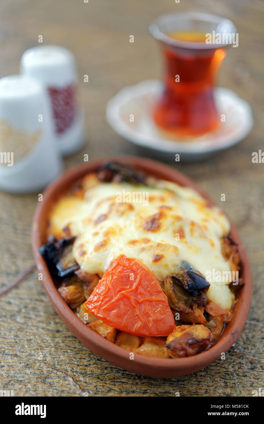 Kebab mit Gemüse und eine Tasse türkischen Kaffee Stockfoto