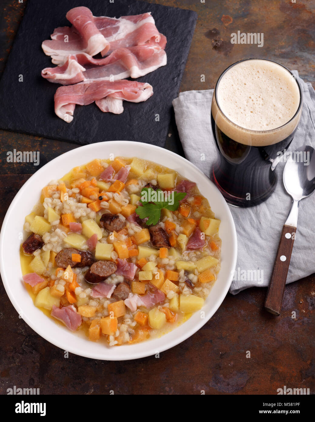 Traditionelle irische Gericht Dublin verhätscheln mit Würstchen und Bier auf einem Tisch Stockfoto