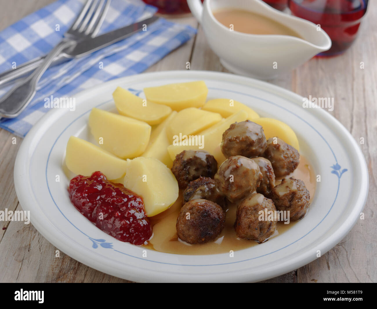 Schwedische Fleischbällchen mit gekochte Kartoffel, preiselbeere Marmelade und Sahne Sauce Stockfoto