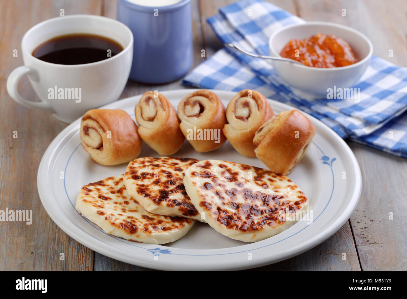 Finnische Frühstück mit quietschenden Käse Leipajuusto, mini Zimtschnecken, moltebeermarmelade und schwarzen Kaffee Stockfoto