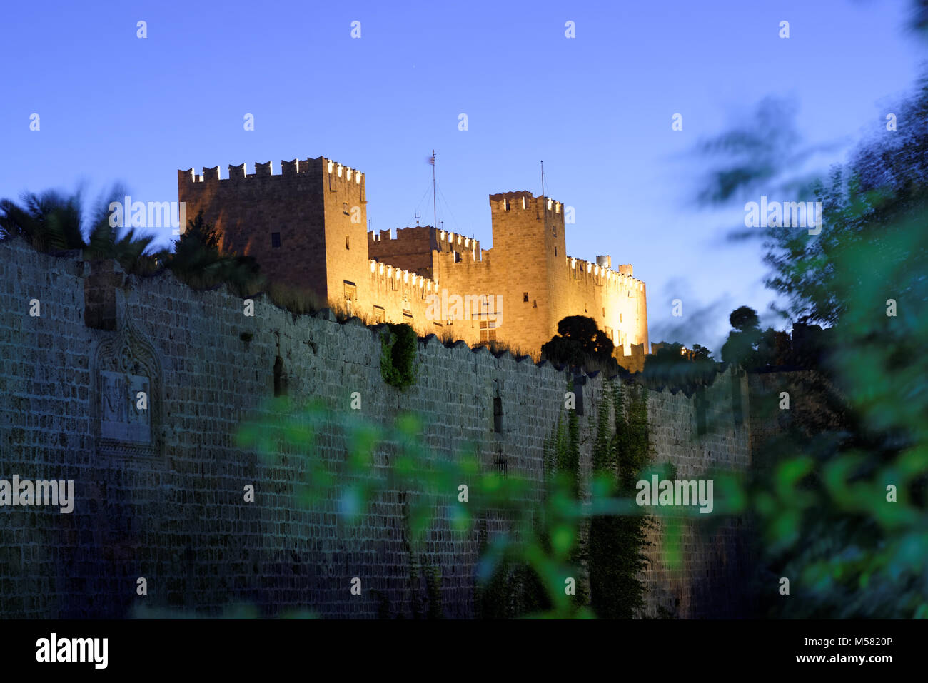 Nacht Blick auf den Palast der Großmeister der Ritter von Rhodos, Griechenland Stockfoto