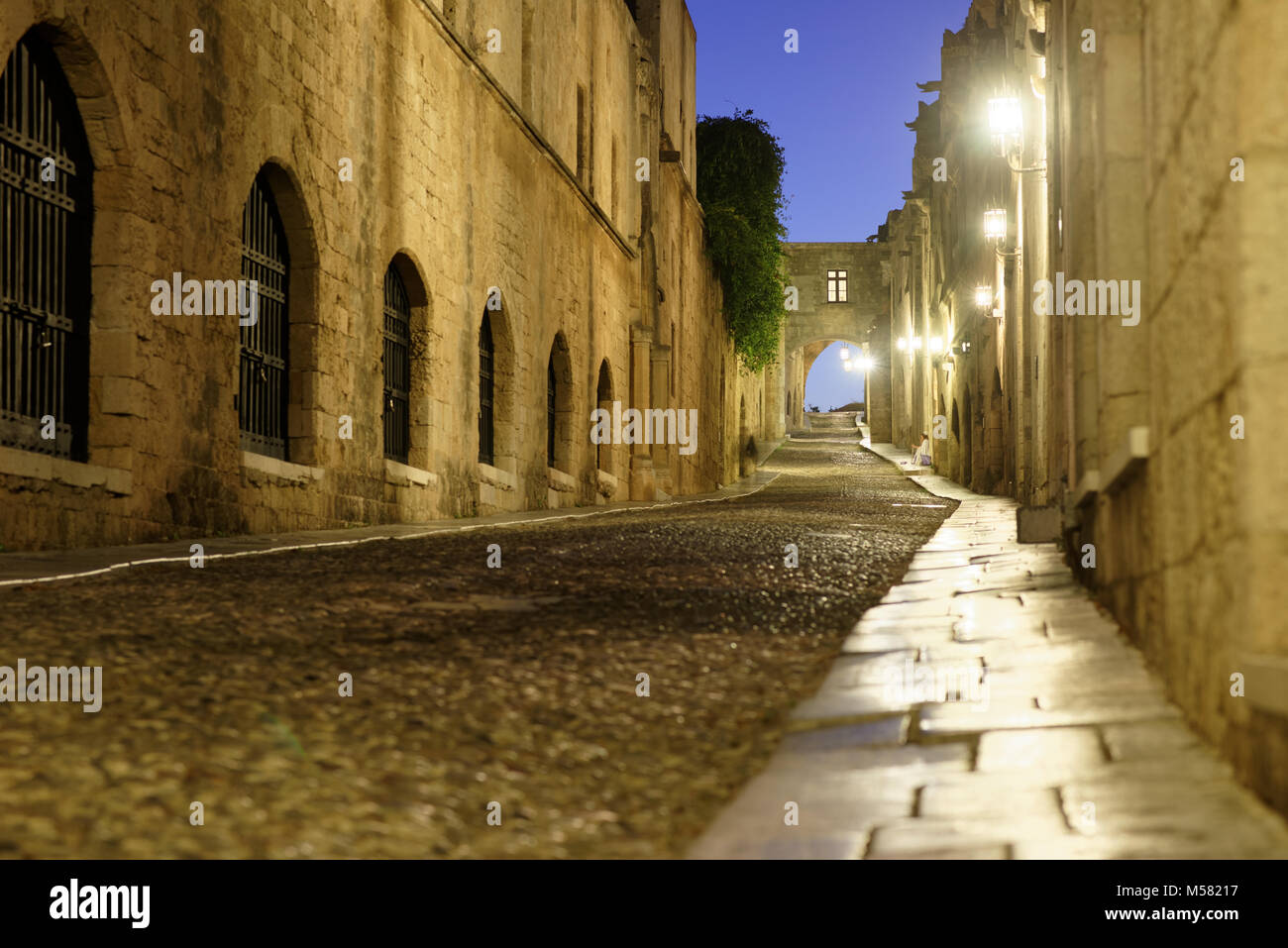 Nacht Blick auf Ritter Straße in Rhodos, Griechenland Stockfoto