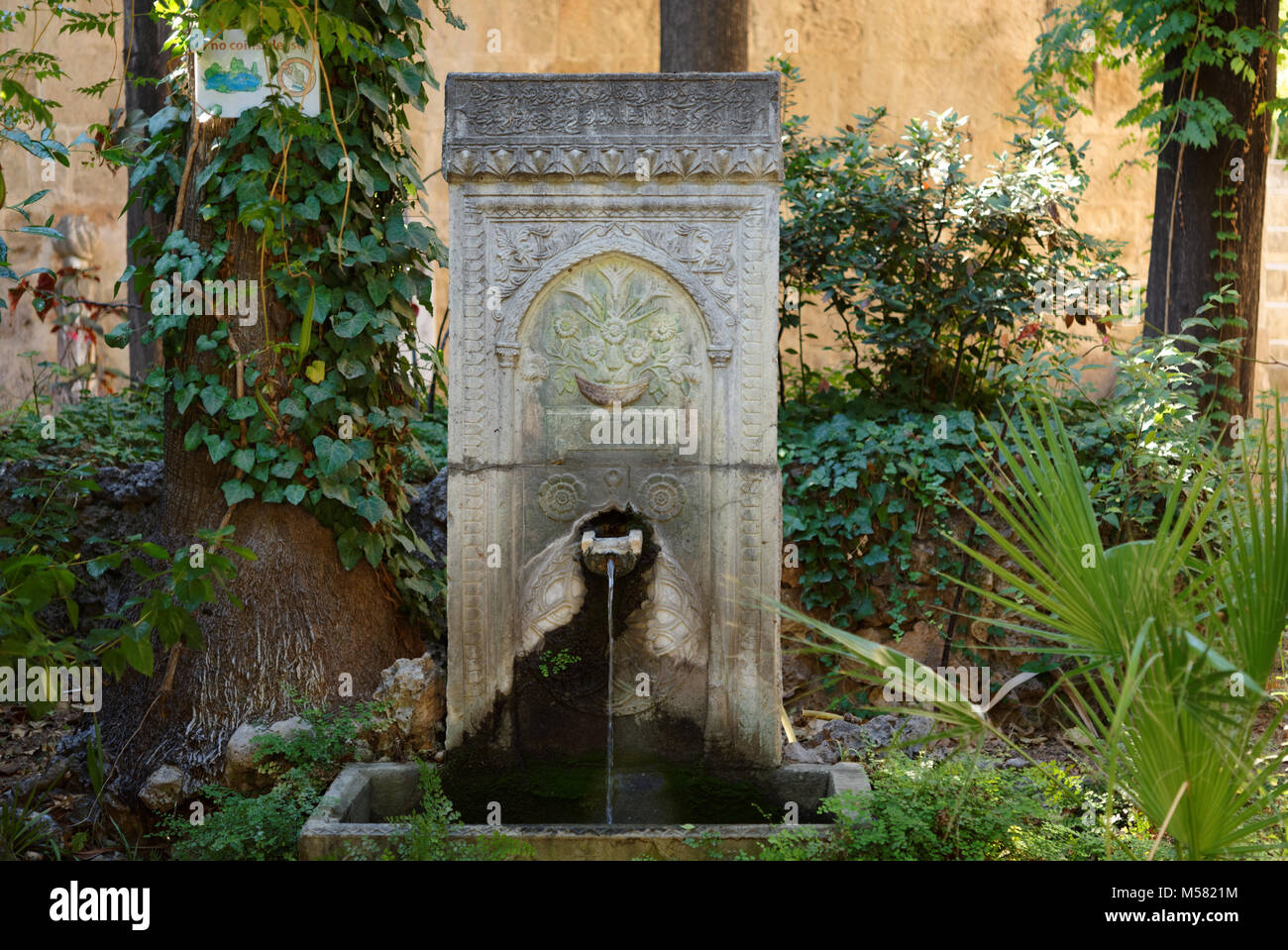 Alte Brunnen in einem Park von Rhodos Stadt, Griechenland Stockfoto