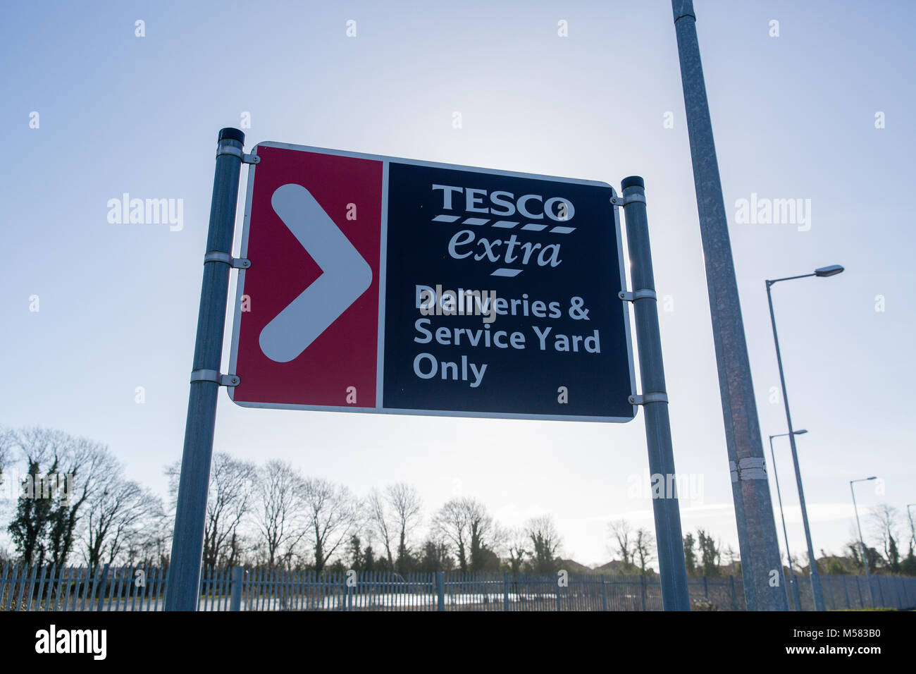 Tesco zeichen Regie zu speziellen Ort für Lieferungen und Leistungen an die Tesco Maynooth Zweig, County Kildare, Irland Stockfoto