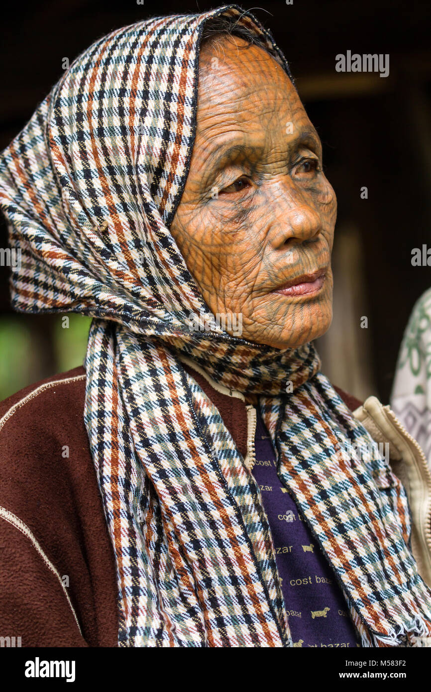 Eine ältere Frau tätowiert Kinn, in einem Dorf flussaufwärts von Mrauk U Stadt. Staat Chin, Myanmar Stockfoto