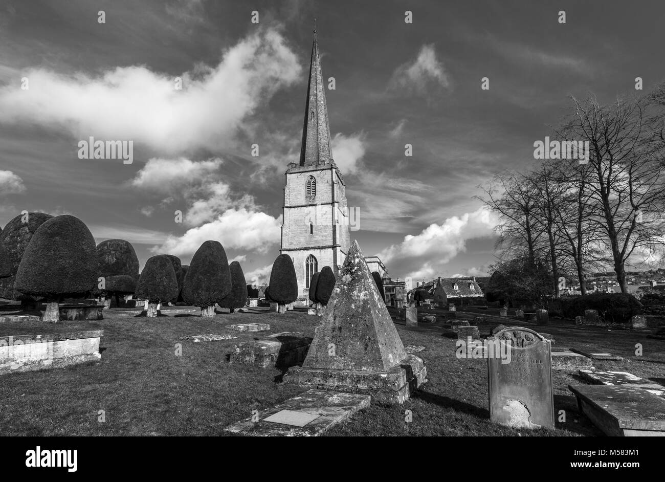 Kirchhof der St. Mary's Kirche, Painswick, einer unberührten Dorf in der Grafschaft Gloucestershire Cotswolds, mit pyramidenförmigen Grab von Steinmetz John Bryan Stockfoto