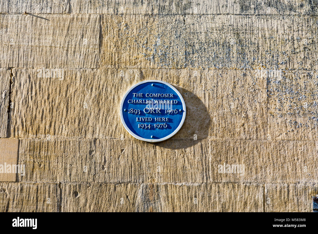 Blaue Plakette auf der Startseite (1934 - 1976) der Komponist Charles Wilfred Orr (1893 - 1976) an einer Wand, die St Mary's Street, Painswick, Gloucestershire Cotswolds Stockfoto