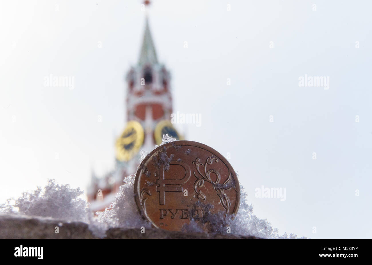 Eine Münze wert eine Russische Rubel vor dem Hintergrund der Moskauer Kreml. Stockfoto