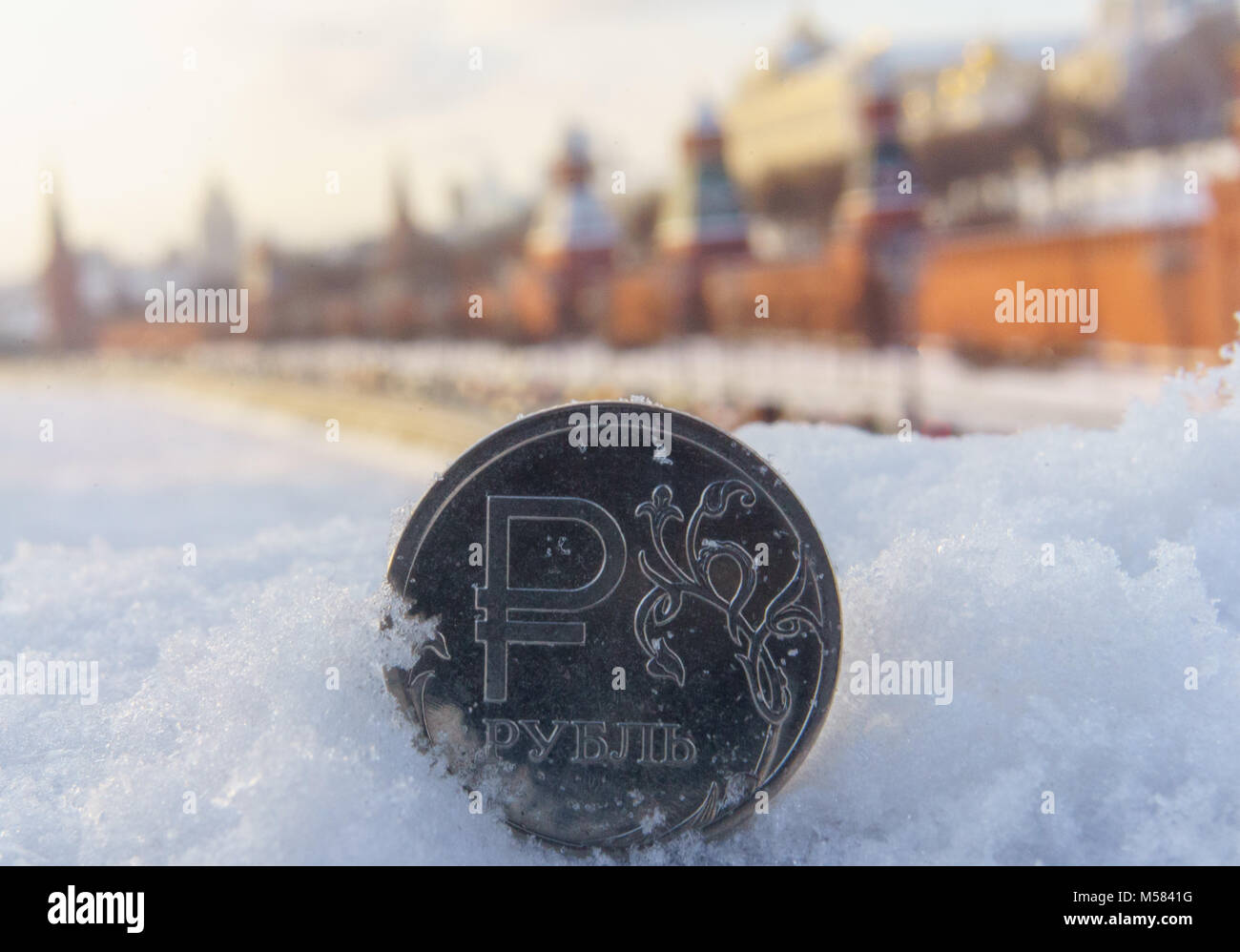 Eine Münze wert eine Russische Rubel vor dem Hintergrund der Moskauer Kreml. Stockfoto