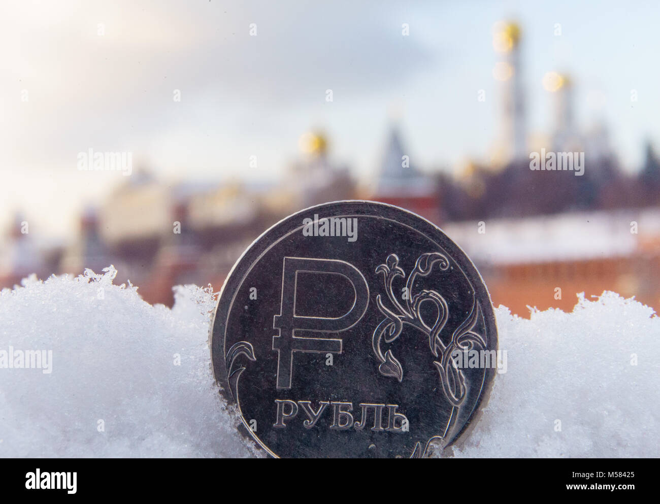 Eine Münze wert eine Russische Rubel vor dem Hintergrund der Moskauer Kreml. Stockfoto