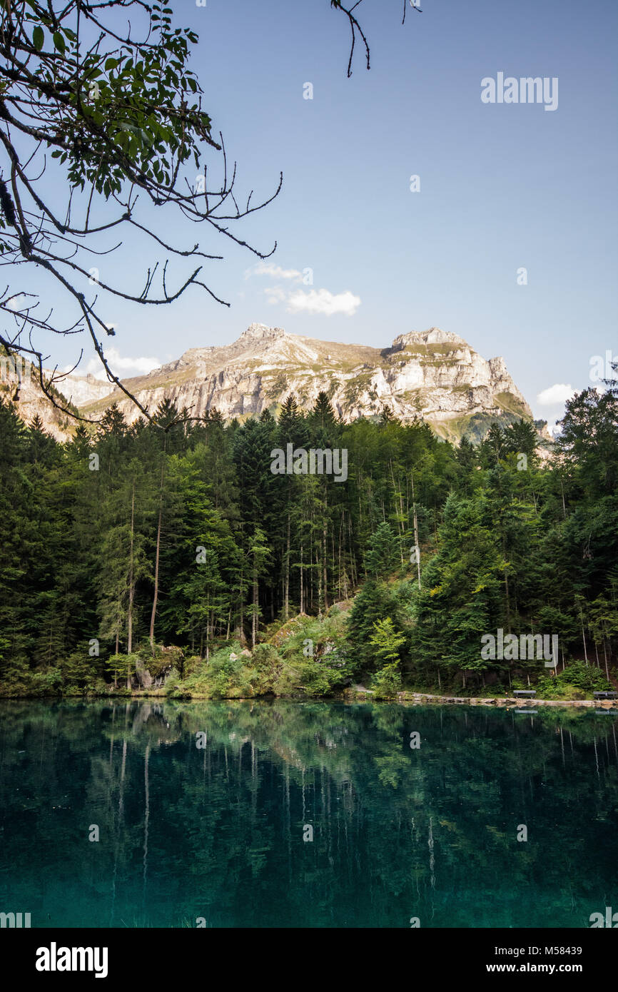 See Blausee im wunderschönen Land der Schweiz in den Schweizer Alpen in Vex, Europa während der Fahrt in den Urlaub durch die europäischen Alpen. Stockfoto