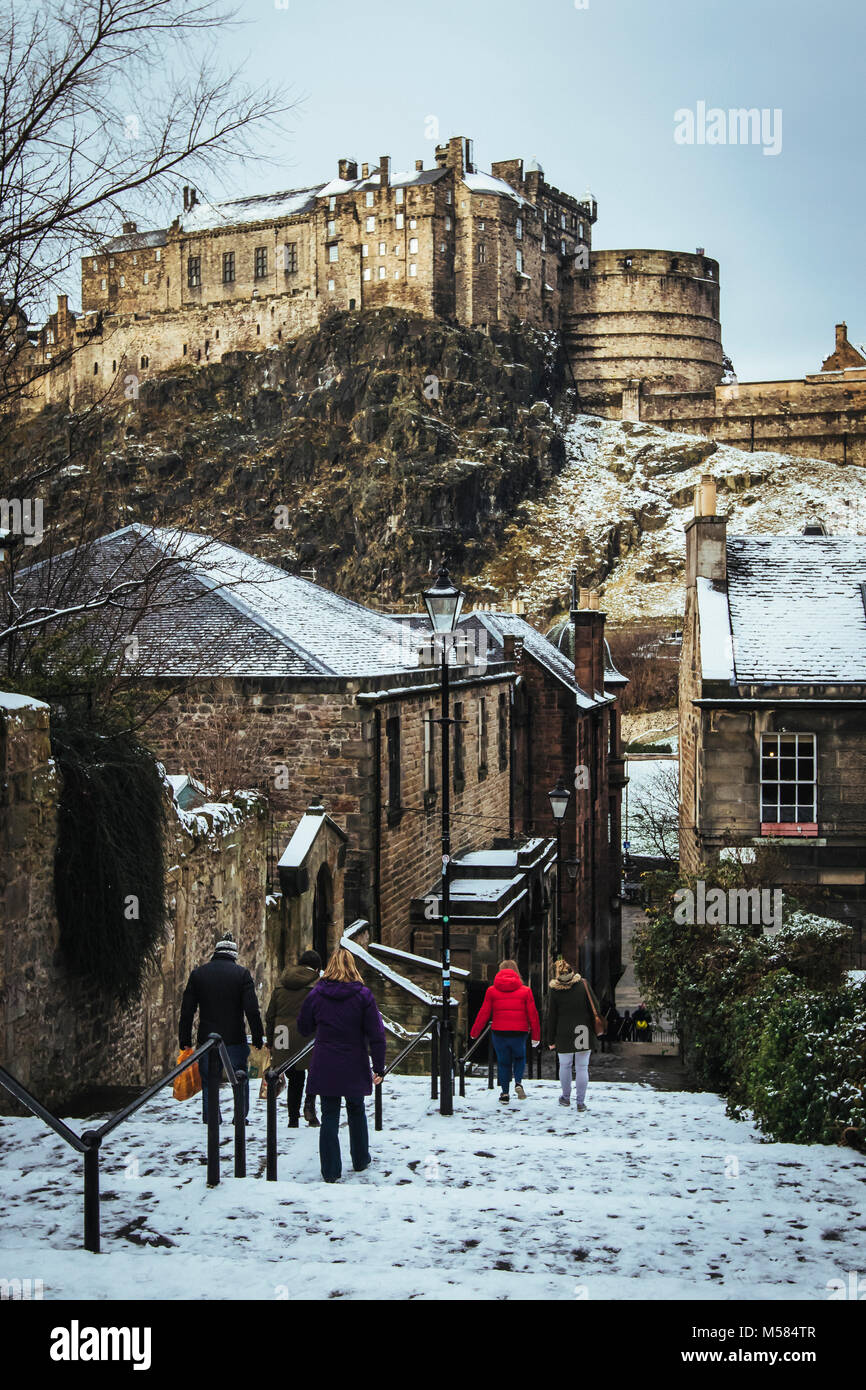 Familie Wandern im Schnee, das Edinburgh Castle Stockfoto