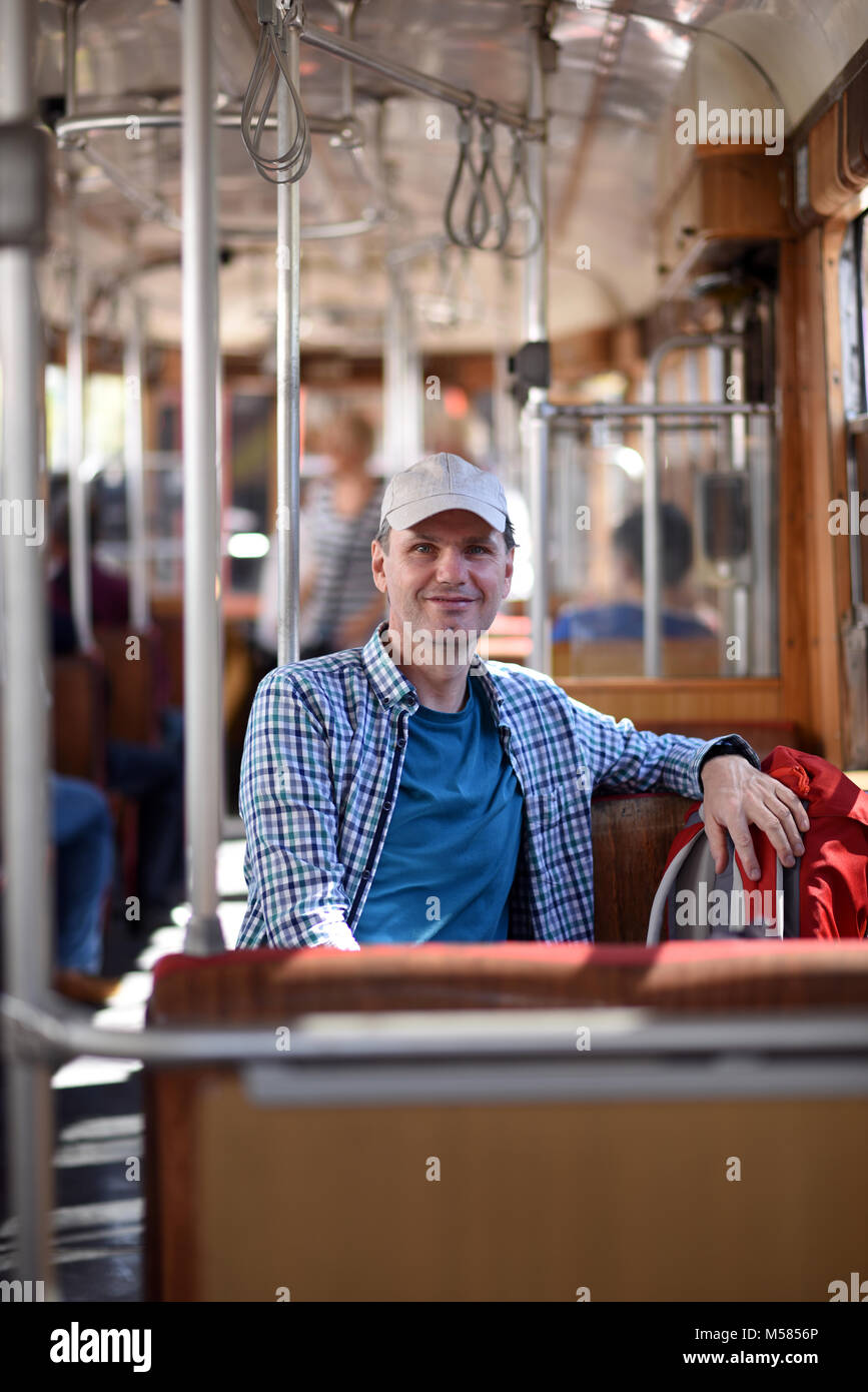 Tourist mit Rucksack in der retro Straßenbahn in Antalya, Türkei Stockfoto