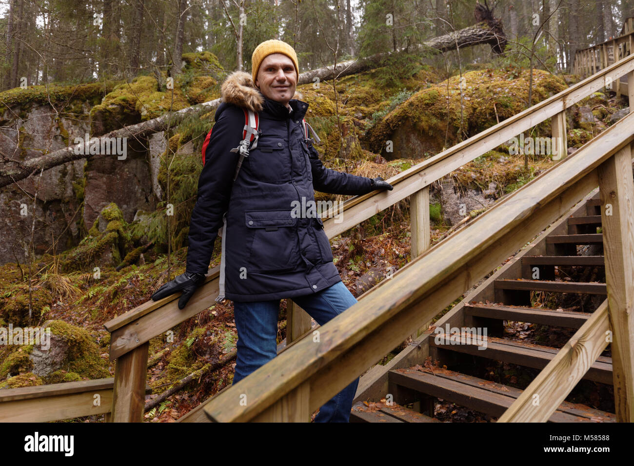 Wanderer mit Rucksack in Nuuksio Nationalpark, Finnland Stockfoto