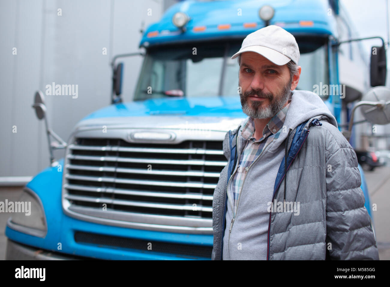 Reife bärtige Mann gegen im Retrostil auf Lkw Stockfoto