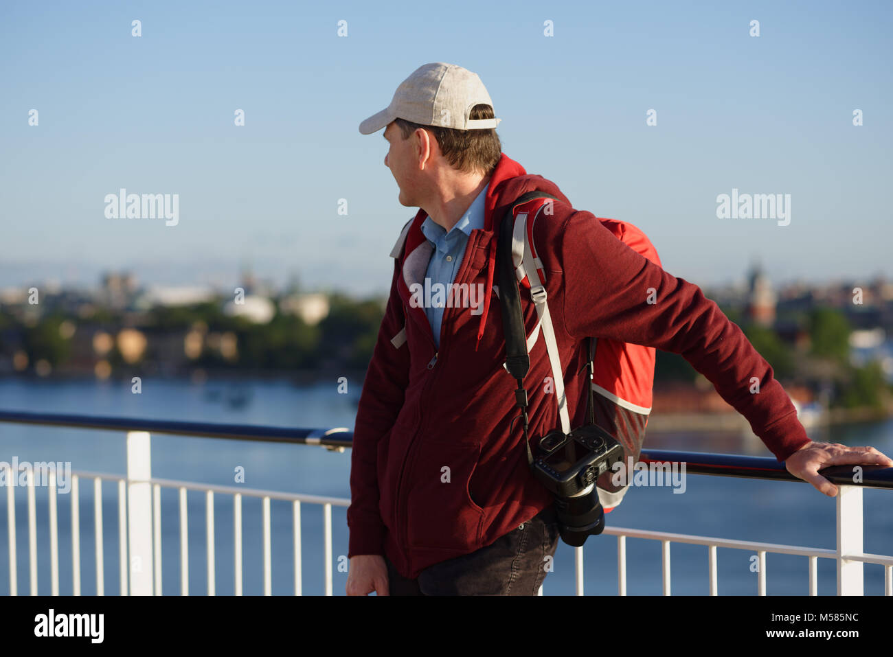 Tourist mit Rucksack und Kamera auf einem Deck Kreuzfahrt Stockfoto