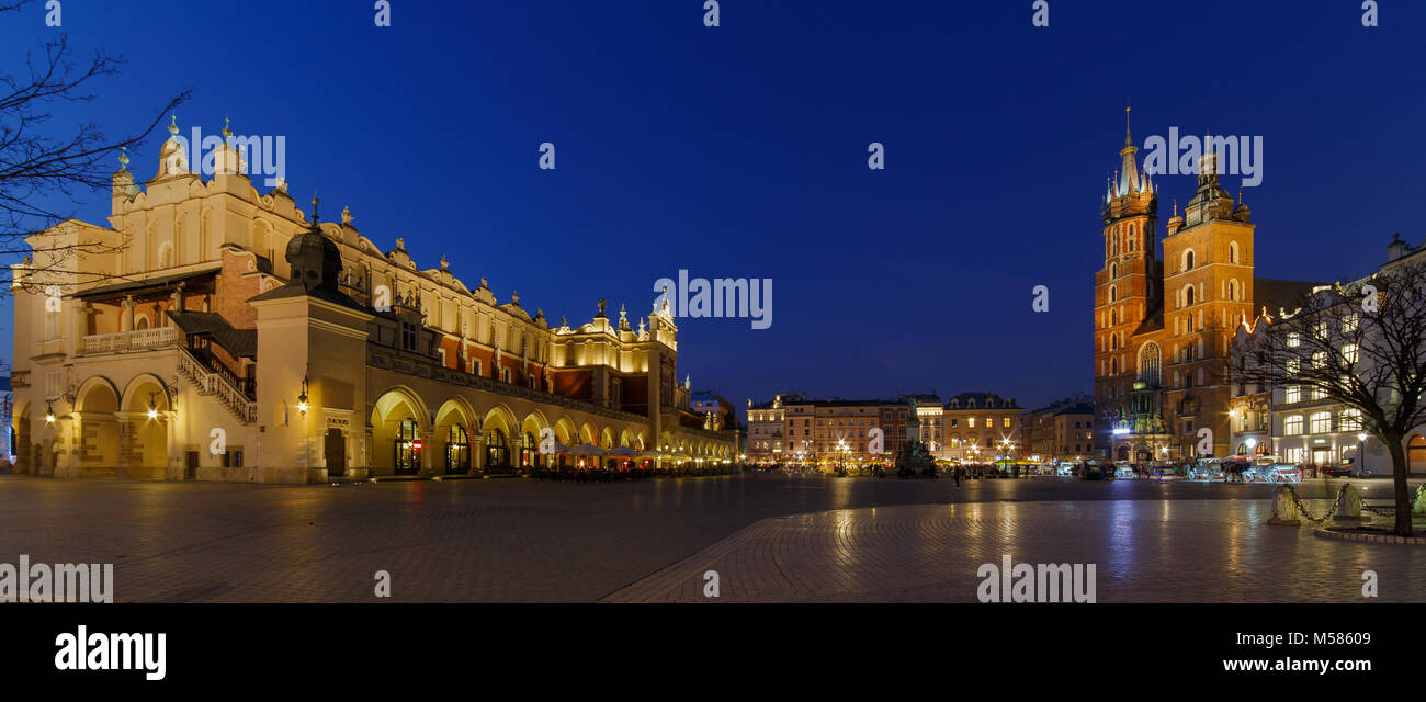 Hauptplatz in Krakau mit dem Tuch Hall bei Nacht Stockfoto