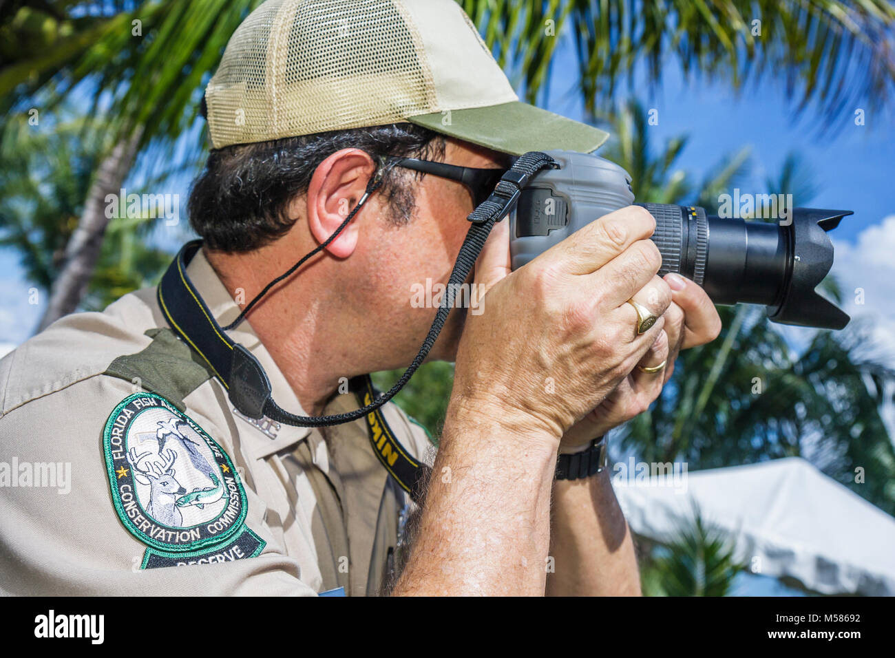 Miami Florida, Metrozoo, nonnative Pet Amnesty Day, unerwünschte exotische Tiere, Fisch- und Wildtierschutzkommission, Mann Männer Erwachsene Erwachsene Erwachsene, Kamera, di Stockfoto