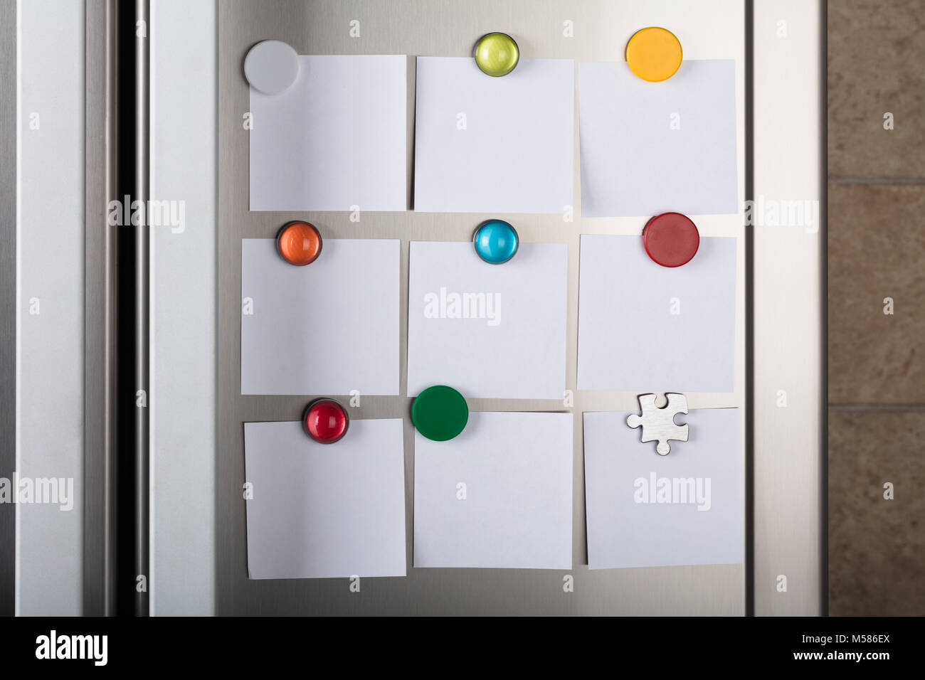 Nahaufnahme Der Leere Notizen Angehangt Mit Bunten Magnetische Reissnagel Auf Metall Stockfotografie Alamy