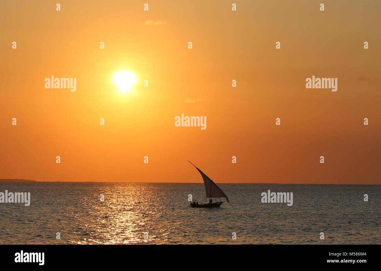 Boot bei Sonnenuntergang Stockfoto