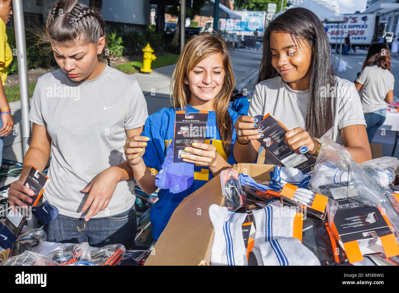 Miami Florida, Brickell District, Carnaval 8K Lauf, Vorbereitung, Gemeinschaftsveranstaltung, Teenager Teenager Teenager Jugendliche Jugendliche Jugendliche Jugendliche Jugendliche Jugendliche, Freiwilliger Freiwilliger Stockfoto