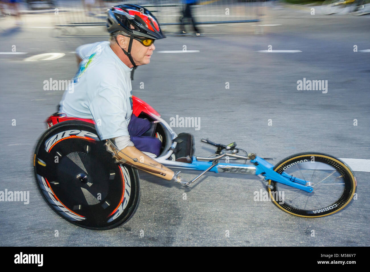 Miami Florida, Brickell District, Carnaval 8K Run, Vorbereitung, Community man men Male adult adults, disabled, amputee, racer, sportschair, FL080228087 Stockfoto