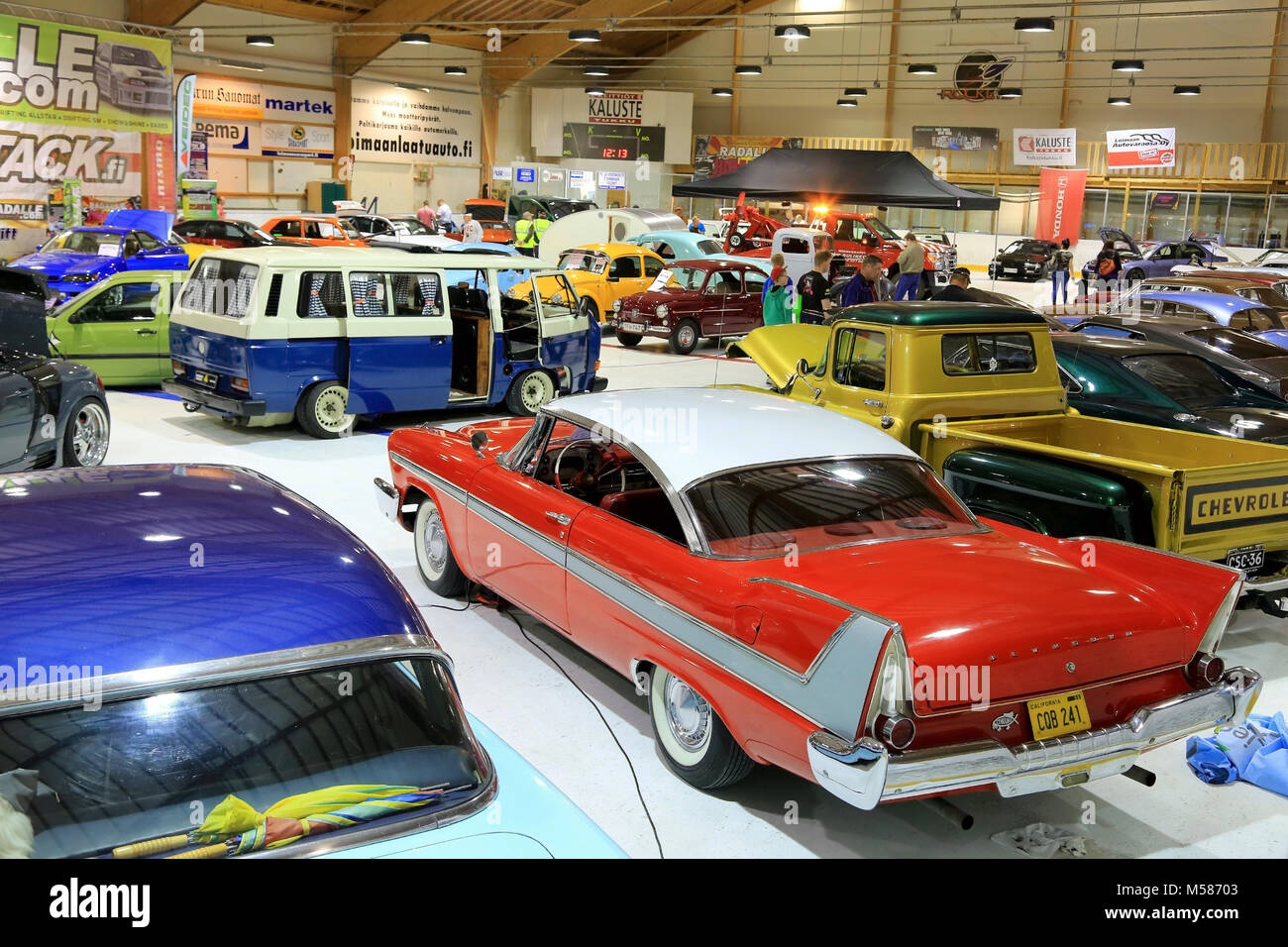 LOIMAA, Finnland - 15. JUNI 2014: Indoor Anzeige der Automobile HeMa Show 2013 in Loimaa, Finnland. Stockfoto