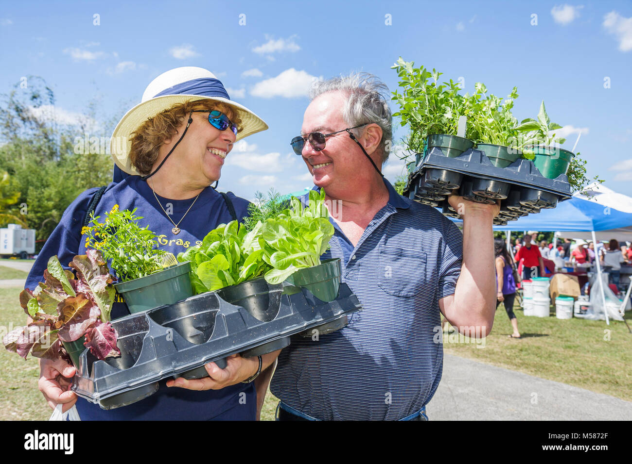 Miami Florida, Homestead, Redlands, Fruit & Spice Park, Asian Culture Festival, Festivals fair, Frau weibliche Frauen, Mann Männer, Paar, Erwachsene, Pflanzen, Gardeni Stockfoto