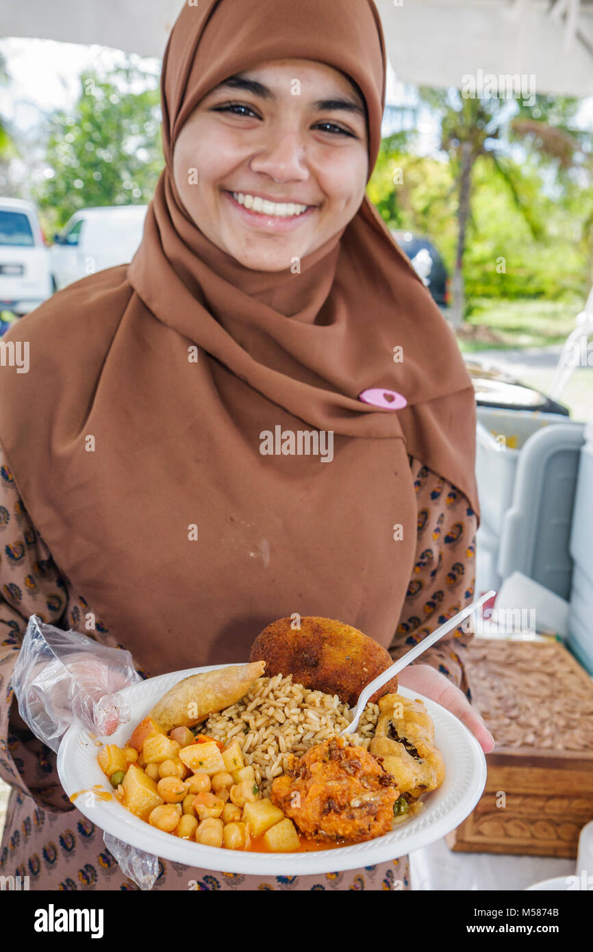 Miami Florida, Homestead, Redlands, Fruit & Spice Park, Asian Culture Festival, Festivals fair, Bangladesch, Muslim, Frau weibliche Frauen Essen, Kopftuch, Hijab, t Stockfoto