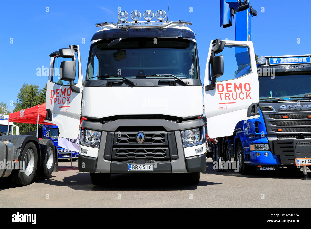 PORVOO, Finnland - 28. JUNI 2014: Renault Trucks in Riverside Lkw-Tagung 2014 in Porvoo, Finnland mit Ihren neuen T 480 4x2 Sattelzugmaschine beteiligt Stockfoto