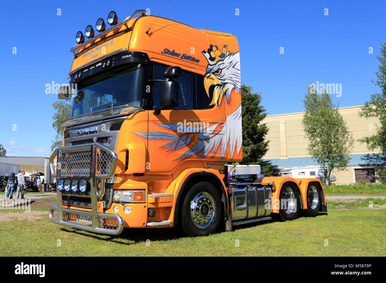 PORVOO, Finnland - 28. JUNI 2014: Scania V8 Skane Edition Lkw auf