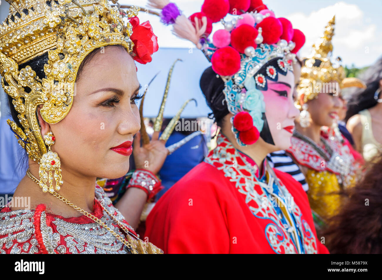 Miami Florida, Homestead Redlands, Fruit & Spice Park Asian Culture Festival, Manorah Thai Tänzerin, vergoldete Krone Stickerei Fingernägel Kostüme, Frau fema Stockfoto