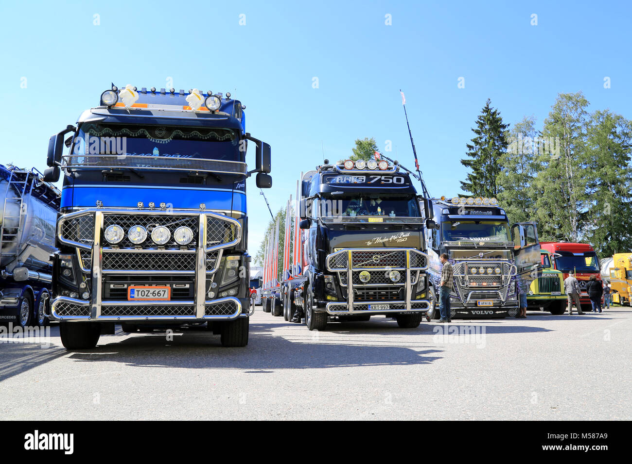 PORVOO, Finnland - 28. JUNI 2014: Reihe von Show Trucks am Flußufer Lkw-Tagung 2014 in Porvoo, Finnland. Stockfoto