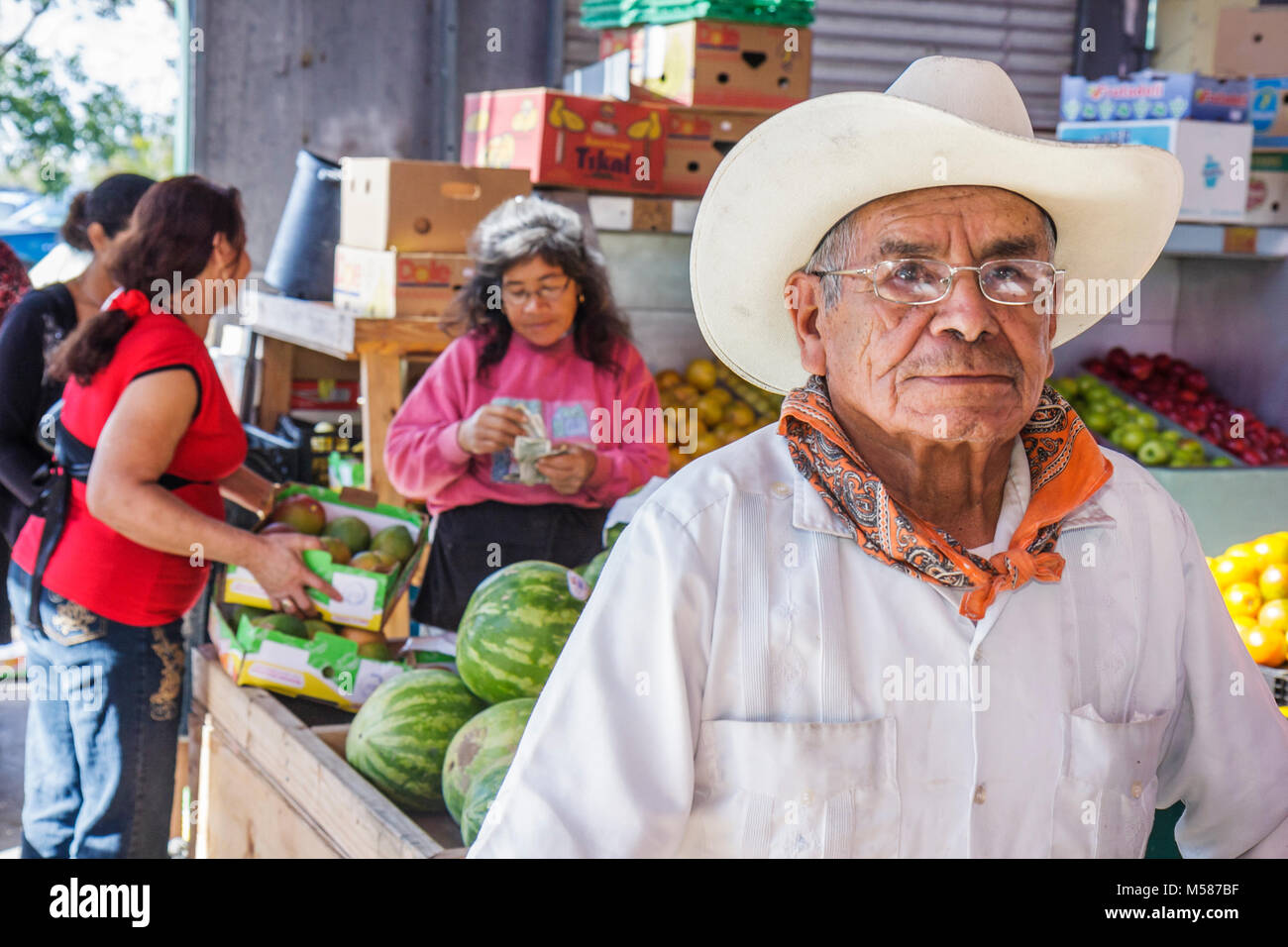 Miami Florida, Homestead, Highway Route 1, One, Bauernmarkt, Bürger der hispanischen Senioren, Männer, Erwachsene Erwachsene, Western Hut, Bandana, FL08 Stockfoto