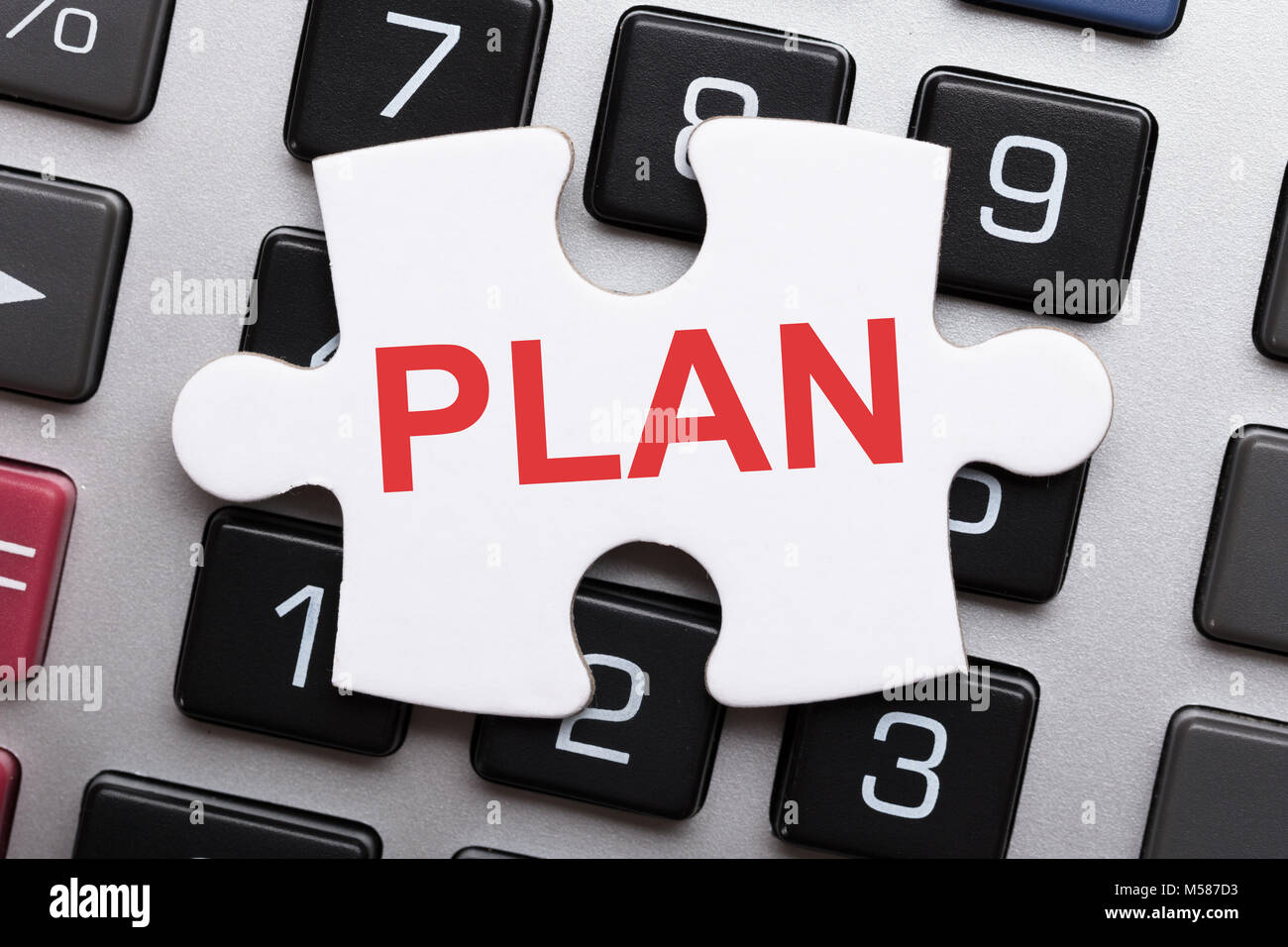 Direkt oberhalb der Schuß von Jigsaw Puzzle Stück mit plan Text auf Rechner Stockfoto