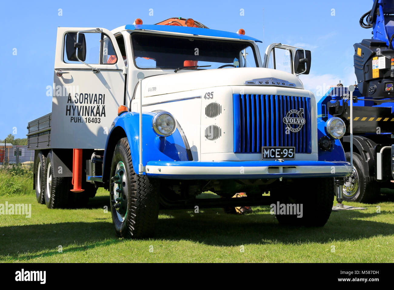 PORVOO, Finnland - 28. JUNI 2014: Volvo 495 vintage Stapler mit konventionellen cab auf dem Display am Flußufer Lkw-Tagung 2014 in Porvoo, Finnland. Stockfoto