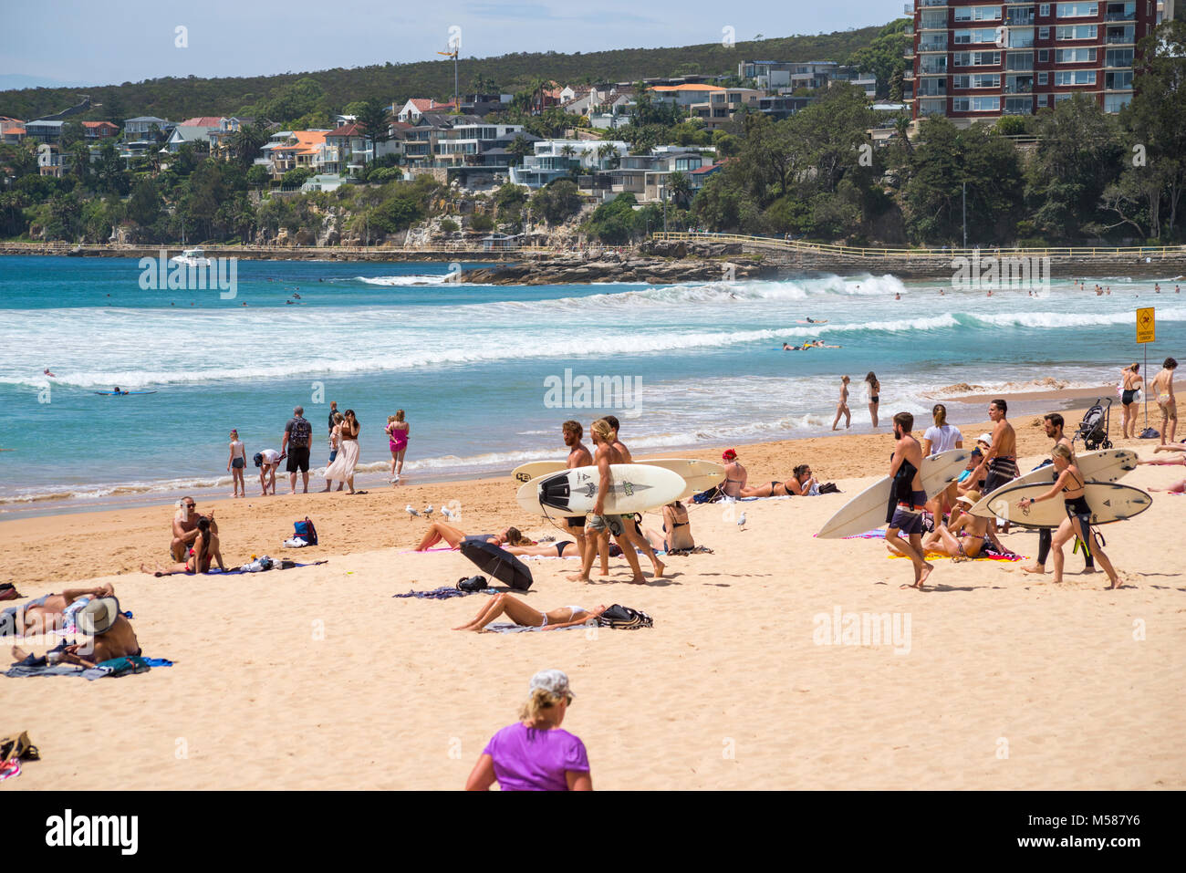 Manly Beach an einem Sommertag mit blauem Himmel, Sydney, Australien Stockfoto