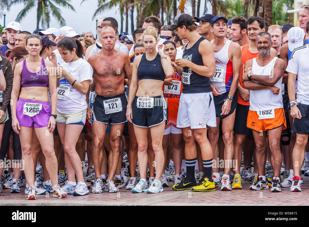 Miami Beach, Florida, Ocean Drive, 5K Lauf, Gemeinschaftsveranstaltung, Wohltätigkeitsveranstaltung, Wettbewerb, Rennen, Sport, Fitness, Ausdauer, Startlinie, warten, Vorfreude, Männer, Frauen, Athletic Stockfoto
