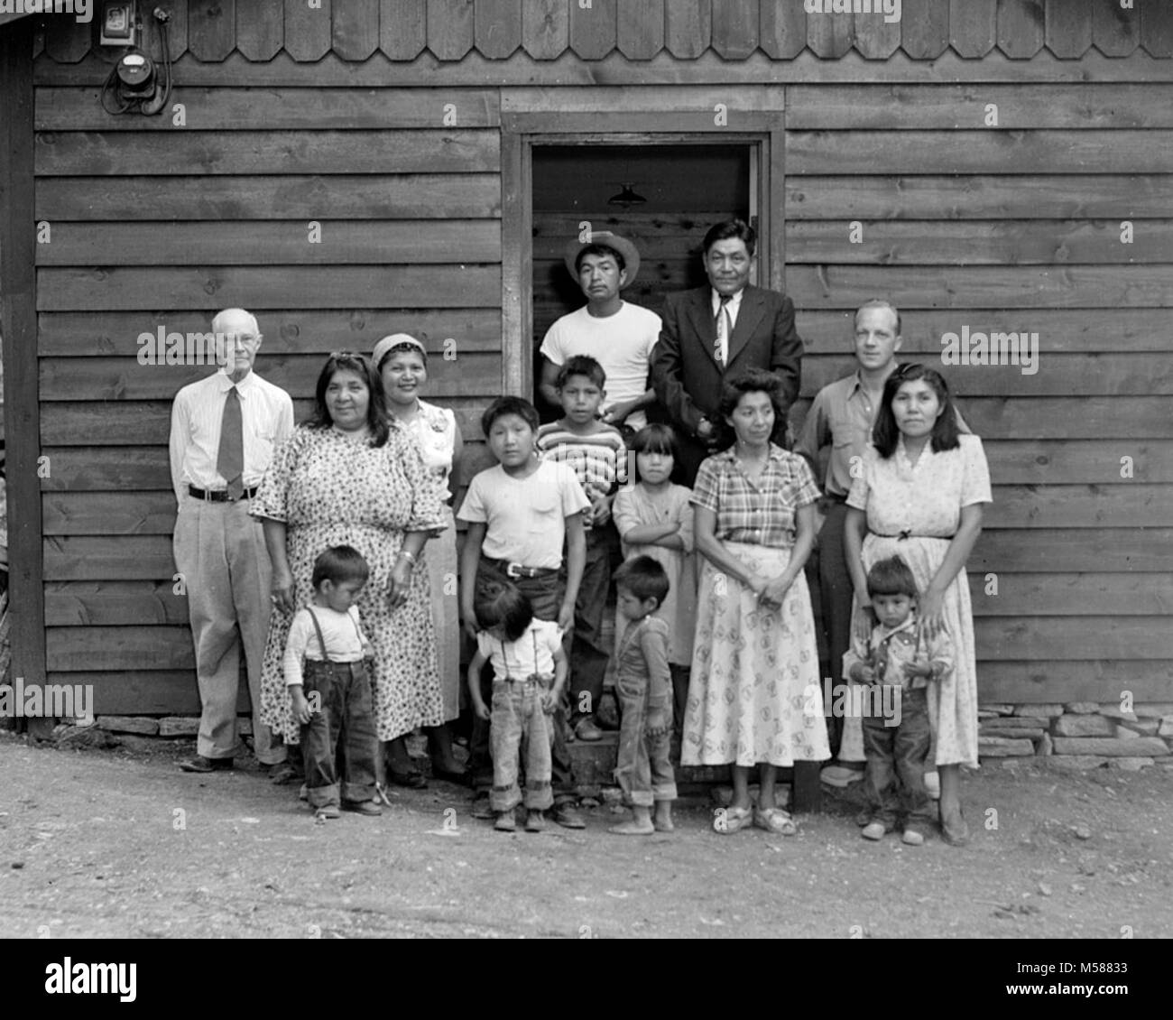 Grand Canyon Historischen. Supai Gruppe vor der neuen Pausenhalle, Dorf Supai. Reverend Porray 2. von rechts, Clark Jack weiter zurück, Reverend J.R. Jenkins. Juli 1952. NPS Stockfoto