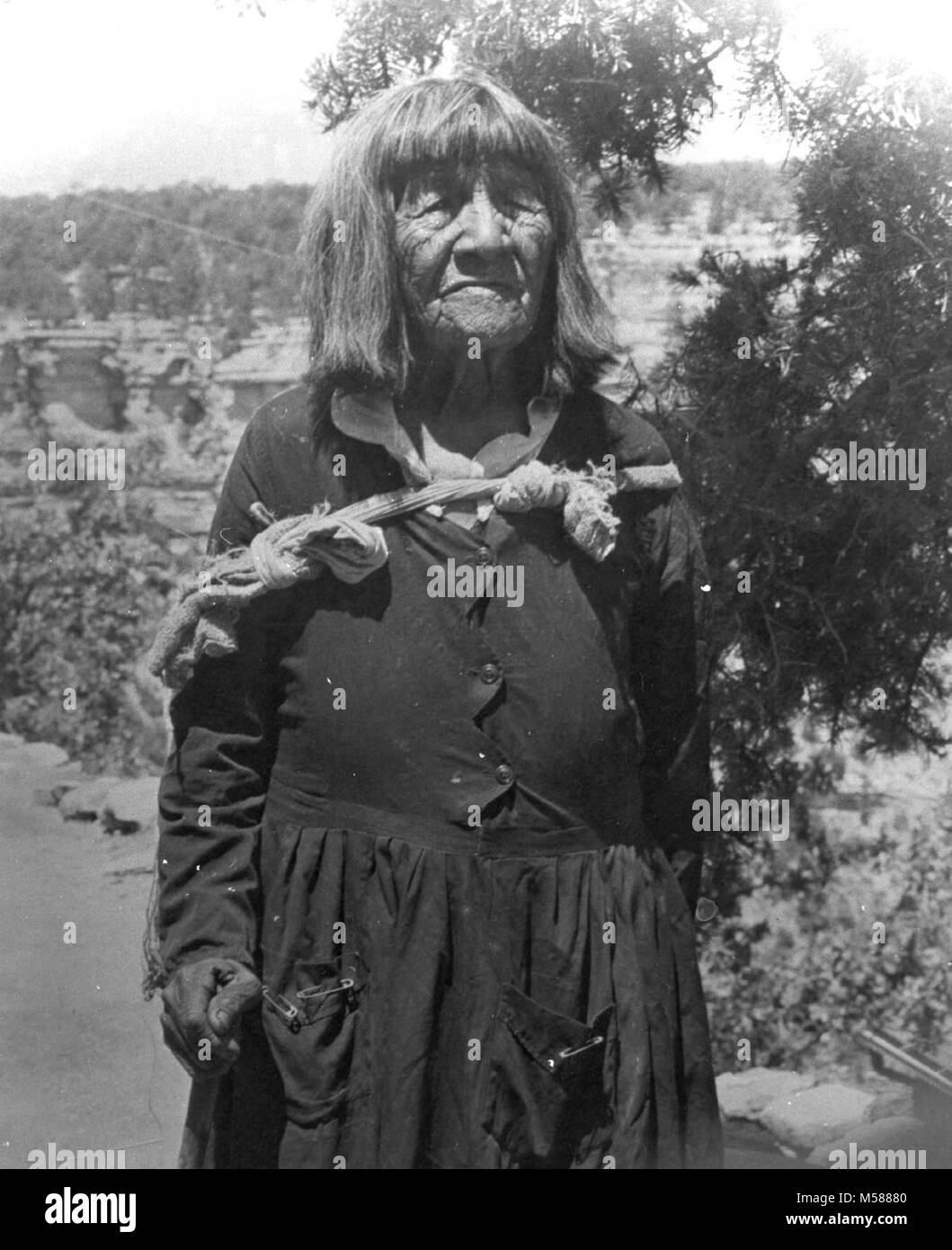 Grand Canyon Historischen. PORTRAIT VON MARIA UPAI WESCOGAME, Maria, "der Canyon Rim nahe KOLB'S STUDIO. Der HAVASUPAIS WUSSTE, daß ihr als "YUL GSYOO", DAS HEISST, 'DRAGGING EIN SEIL." Circa 1940. KOLB BROS. Stockfoto