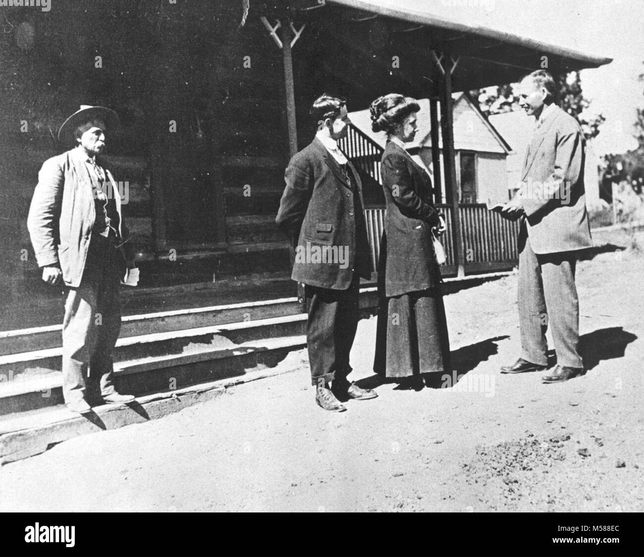 11 Grand Canyon alte Cameron Hotel und Post 11. Hochzeit AN DER CAMERON HOTEL/GRAND CANYON POST (DIE ALTEN RED HORSE STATION) WILLIAM WALLACE BASS (L) Zeugnis. Eine DER CAMERONS (ALS GERECHTIGKEIT DES FRIEDENS) AMTIEREN (R) ca. 1913. Stockfoto