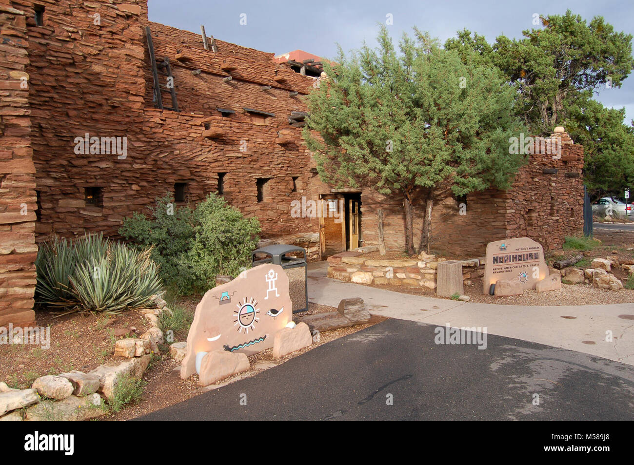 Grand Canyon Hopi House. Grand Canyon National Park Hopi House (1905) ist eine große, mehrstöckige Gebäude aus Stein, Mauerwerk, geformt und wie ein Hopi Pueblo gebaut. Ursprünglich entwickelt, um den wichtigsten Verkaufsräume für Fred Harvey indische Kunst, Haus, Coulter entworfen, das Gebäude, direkt gegenüber vom El Tovar Hotel, ein zu hopi Wohnung ähneln, nach denen an Oraibi, Arizona. Zunächst, Hopi House war eine tatsächliche Wohnung: Einige der Hopi, der im Gebäude gearbeitet, gelebt in den oberen Etagen. Die historische Hopi House, direkt am Rand des Grand Canyon entfernt, wurde mit authentischen Native Ame Stockfoto