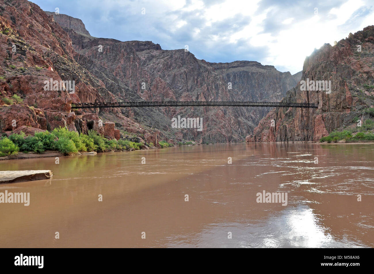 Grand Canyon National Park Colorado River schwarzer Brücke. (4288 x 2848) Die South Kaibab Trail überquert den Colorado River auf dieser schmalen Fuß Brücke 440 Fuß/134 m in der Breite und 70 Fuß/21m über dem Wasser. Zugang zu den Bright Angel Campground und Phantom Ranch ist über diese Brücke, 1928 erbaut. NPS Stockfoto