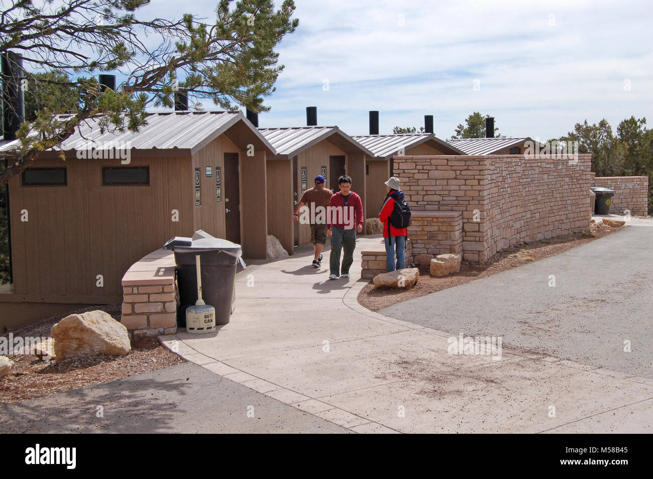 Grand Canyon National Park Eremiten sanitäre Einrichtungen. Einsiedler Straße ist eine schöne Strecke entlang der West End von Grand Canyon Village am South Rim, folgt die Felge für 7 Meilen (11 km), Einsiedler, Rest. Diese äusserst beliebte Route ist kostenlos im Park Shuttle Bus, zu Fuß, mit dem Fahrrad, oder kommerzielle Bus Tour die meisten des Jahres, mit privaten Fahrzeugen nur während der Wintermonate erlaubt abgerufen. Entlang des Randes sind neun ausgewiesene Aussichtspunkte, wo der freien Hermits Rest Route shuttle bus hält. Die Rim Trail folgt auch den Rand des Canyon 7,8 Meilen (12,6 km) entlang der Einsiedler Straße und bietet Chancen Stockfoto