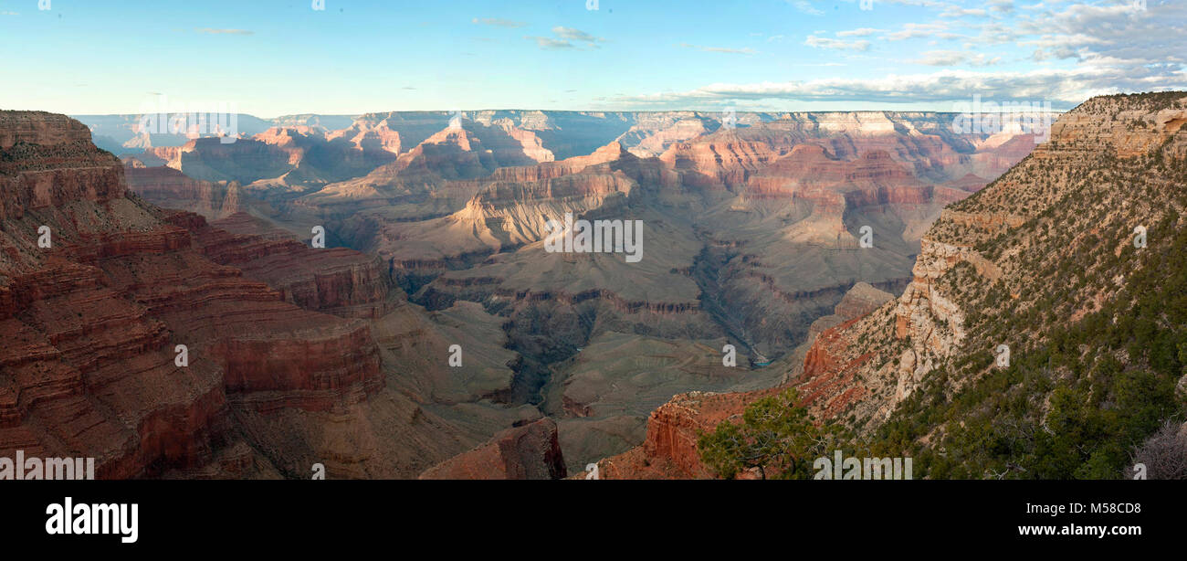 Grand Canyon National Park Blick von Hermits Rest. Einsiedler Straße ist eine schöne Strecke entlang der West End von Grand Canyon Village am South Rim, folgt die Felge für 7 Meilen (11 km), Einsiedler, Rest. Diese äusserst beliebte Route ist kostenlos im Park Shuttle Bus, zu Fuß, mit dem Fahrrad, oder kommerzielle Bus Tour die meisten des Jahres, mit privaten Fahrzeugen nur während der Wintermonate erlaubt abgerufen. NPS Stockfoto