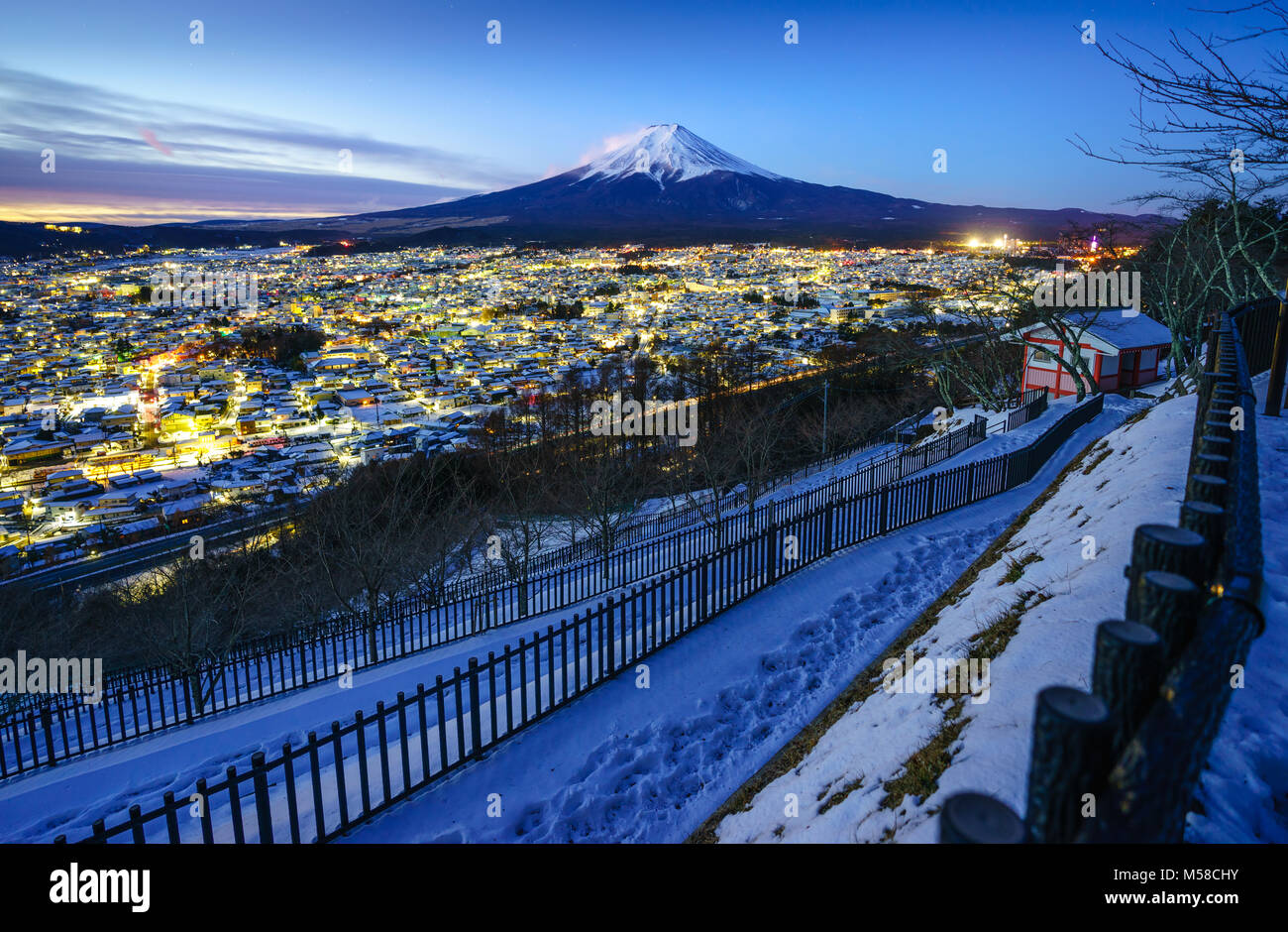 Mt. Fuji und Fujiyoshida Stadt in der Dämmerung, Japan Stockfoto