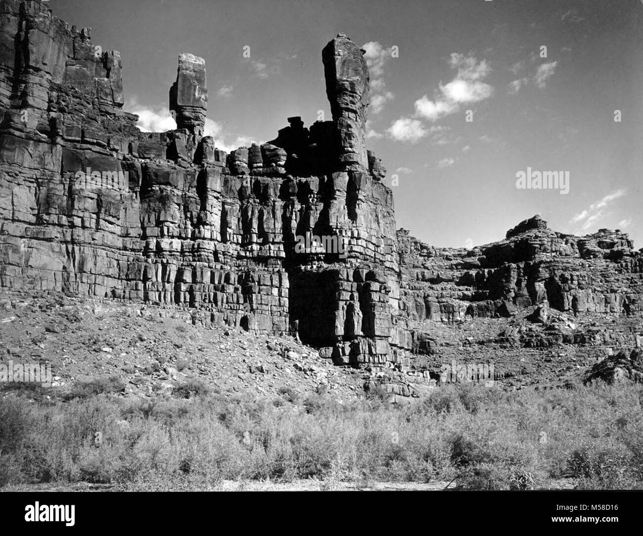 Grca Havasupai Canyon. Übersicht FELSFORMATIONEN im Havasu Canyon, AUS DEM BODEN DES CANYON. Steile Felswände, gefallenen Felsen und Vegetation sind sichtbar. Handschriftlich AUF DER RÜCKSEITE MIT BLEISTIFT IST WIG-LI-I-WA SPALTEN, HAVASU CANYON' SEPT. 1899 H.G. PEABODY. Ohne Rand um das Bild herum. Siehe GRCA 14718-14742 FÜR WEITERE FOTOS VON BASS UND SUPAI GENOMMEN PEABODY 1899... Historisches Foto aus, Stockfoto