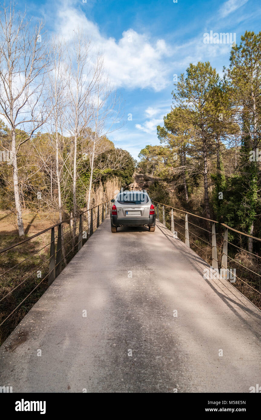 Fahrzeug über eine schmale Brücke Stockfoto
